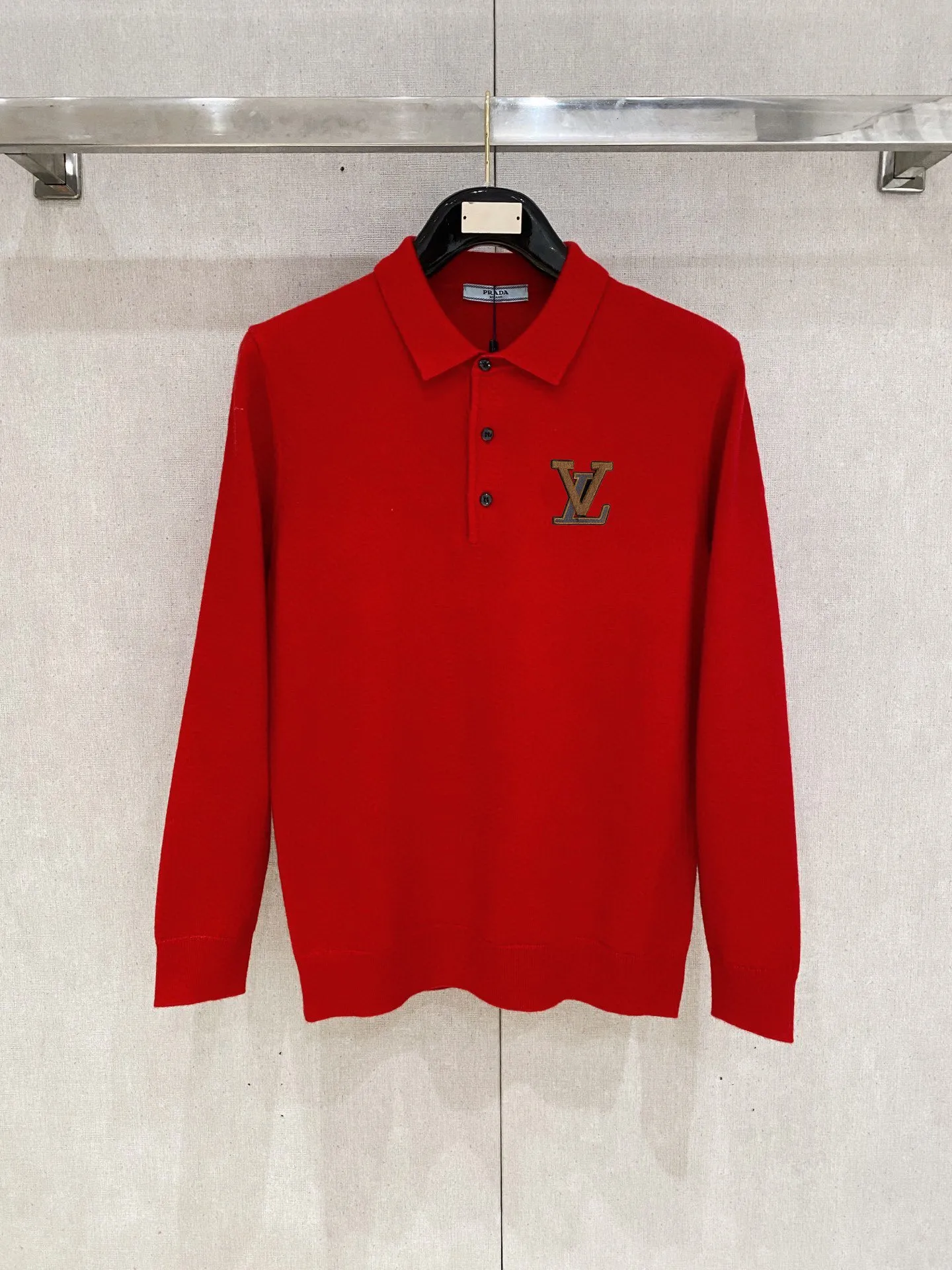 🅿️440 [LV Louis Vuitton] Autumn and winter classic lapel sweater, in full condition! ! ! Wool blended fabric, the latest model in 2025, golden ratio! ! Slim-fitting soft gold, versatile and practical item, the combination and practicality are extremely powerful, simple and elegant, and classy! To create your own style, it is highly recommended to buy it in two colors. The standard slim fit tailoring process is suitable for both young and old men. It is knitted from wool and will not cause any discomfort! While keeping warm, it is stylish, textured and wearable, and the classic logo with contrasting colors on the chest feels in place! ! Recommended for regular customers! ! Size M-3XL (maximum wear: 190 pounds)